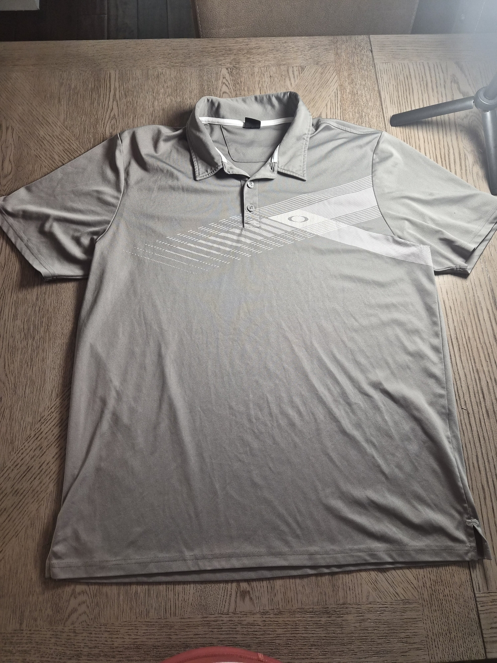 Oakley Men’s Light Gray Golf Polo with Subtle Graphic
